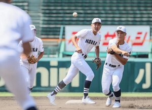 阪神甲子園球場で練習する北海の選手たち
