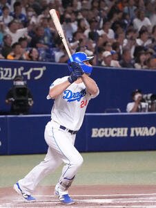 中日対巨人　10回裏中日1死満塁、中犠飛を放つボスラー(撮影･森本幸一)