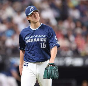 日本ハム対ソフトバンク　5回表、失点し渋い表情で引き揚げる達(撮影･黒川智章)