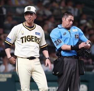 阪神対広島　選手交代を告げる藤川監督(撮影･上田博志)