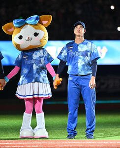 DeNA対ヤクルト　試合後のセレモニーで整列する勝利投手のDeNA平良(撮影･滝沢徹郎)　