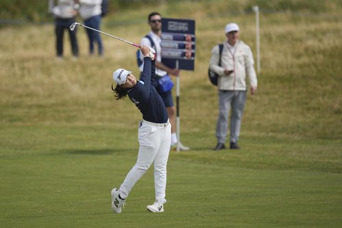 全英女子オープン第1日でショットを放つ竹田麗央(AP)