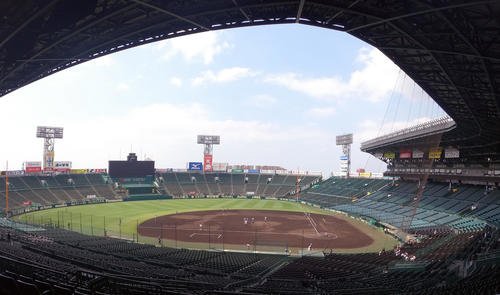 甲子園球場で練習する選手ら(撮影･上山淳一)