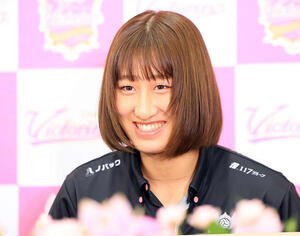 海外挑戦する姫路の秋本は、会見で笑顔を見せる(撮影･浅見桂子)