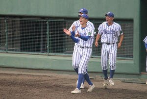 ベンチ前でチームメートを笑顔で迎える立正大立正･内海瑛太投手