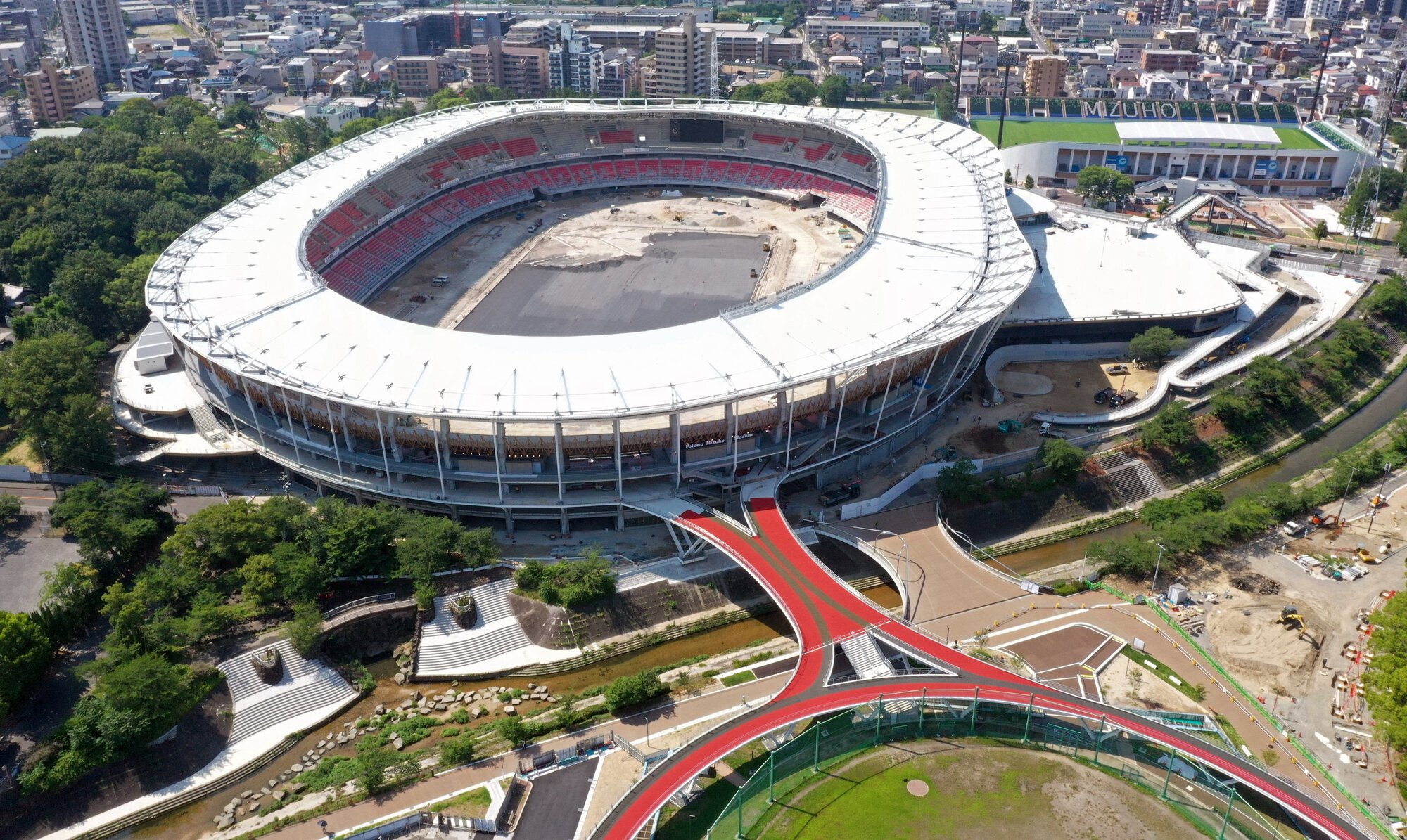建設が進む瑞穂公園陸上競技場。アジア大会のメイン会場となる=2025年6月30日、名古屋市瑞穂区、ドローンで溝脇正撮影