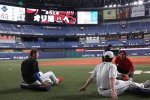 オリックス対日本ハム　15時50分、チームとは別便で移動したとみられる日本ハム加藤(左)と伏見はストレッチ(撮影･西尾就之)
