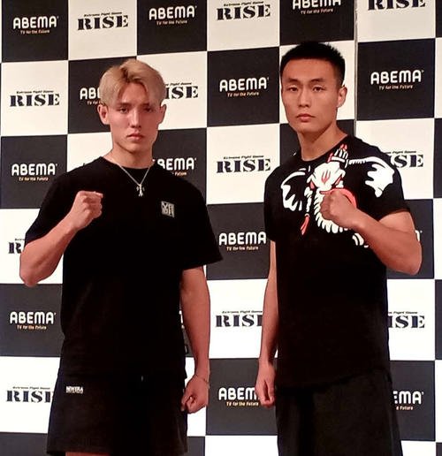 GLORY×RISEラストフェザーウェイトスタンディング･トーナメント1回戦でコン･デシャン(右)と戦うYURA
