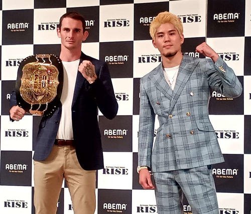 世界王者チャド･コリンズ(左)に挑戦する原口健飛