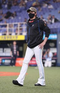 オリックス対日本ハム　17:10頃、グラウンドに姿を現した日本ハム新庄監督(撮影･西尾就之)