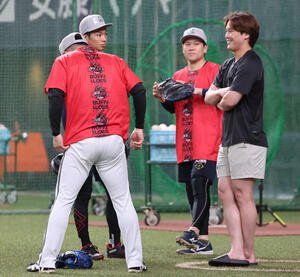 オリックス対日本ハム　チームとは別便で移動したとみられる日本ハム伏見(右)はオリックス石川、福永らと談笑(撮影･西尾就之)