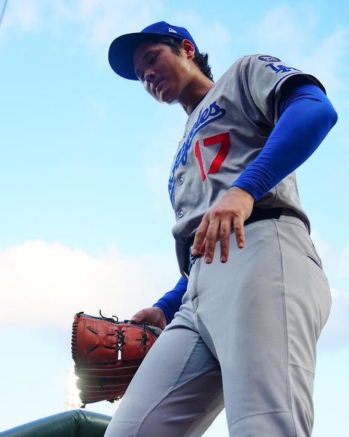 レッズ対ドジャース　4回裏レッズ無死一、三塁、降板しベンチ裏に引き揚げる大谷(撮影･垰建太)
