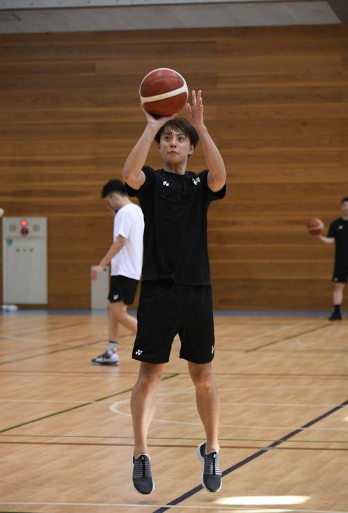 シュート練習をする五十嵐