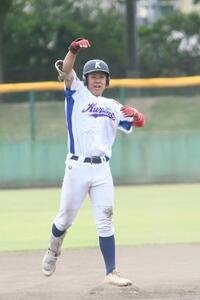 3回表に二塁打を放った東久留米の吉田はガッツポーズ(撮影･久我悟)