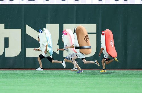 巨人対DeNA 3回裏後、すしレースが行われた(撮影･鈴木正人)