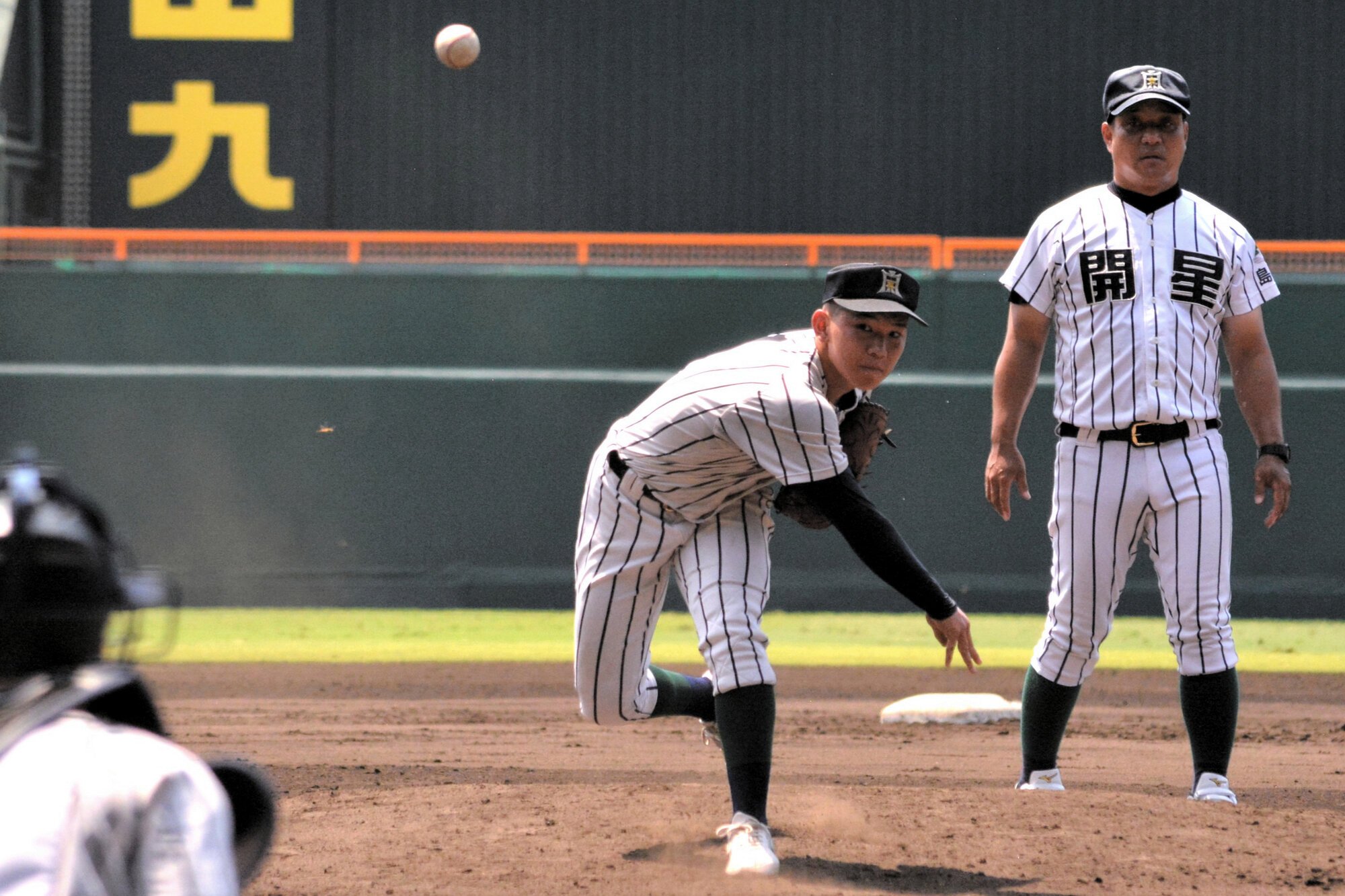 甲子園のマウンドで投球練習する開星の松浦愛珠投手=2025年8月1日午前10時53分、阪神甲子園球場、堀田浩一撮影