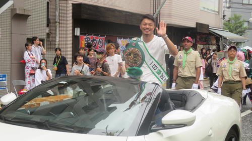 相模原市の1日緑区長として橋本七夕まつりのパレードに参加したWBC、IBF世界バンタム級統一王者中谷潤人