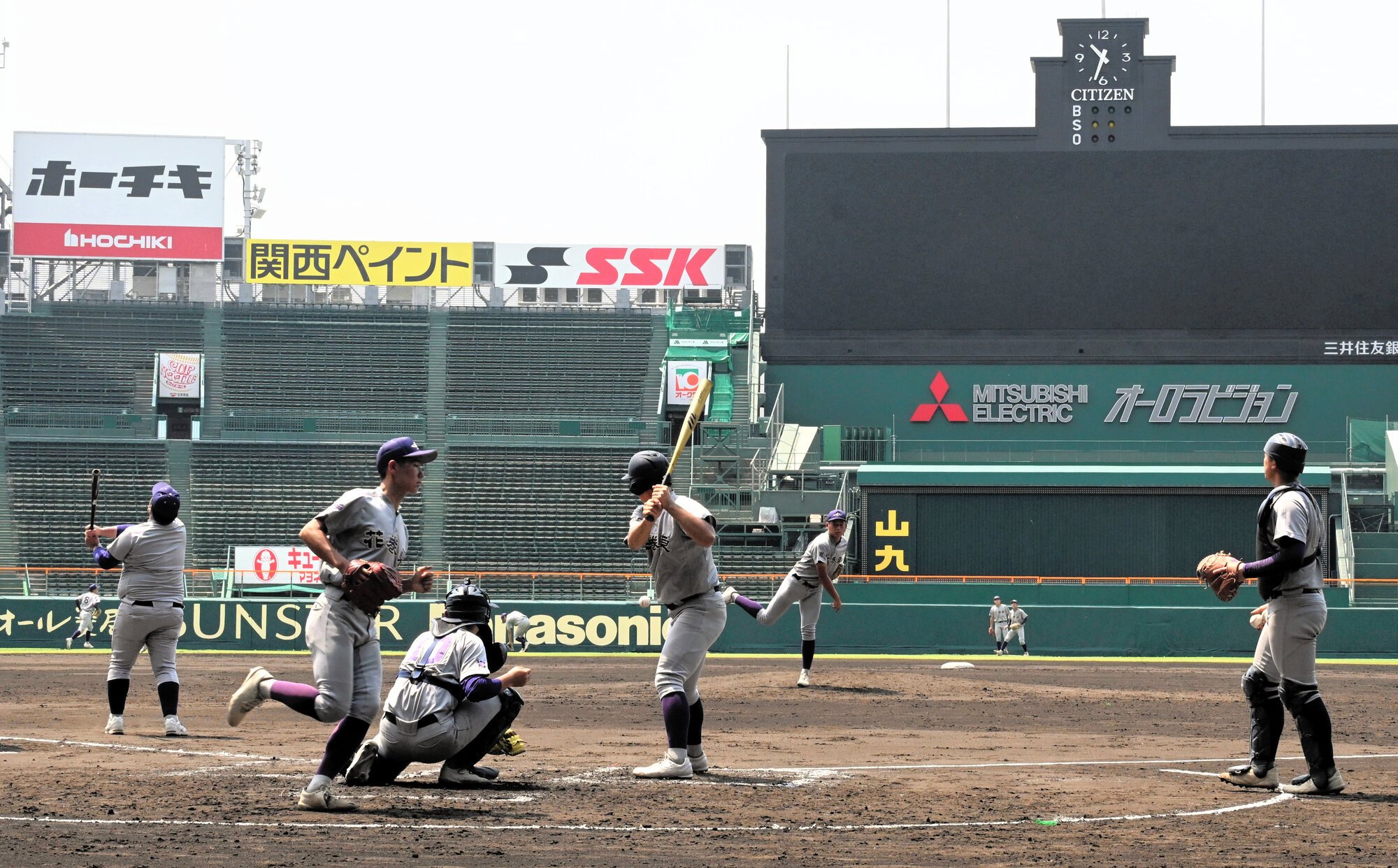 阪神甲子園球場で練習する花巻東の選手たち=2025年8月1日、兵庫県西宮市、長野剛撮影
