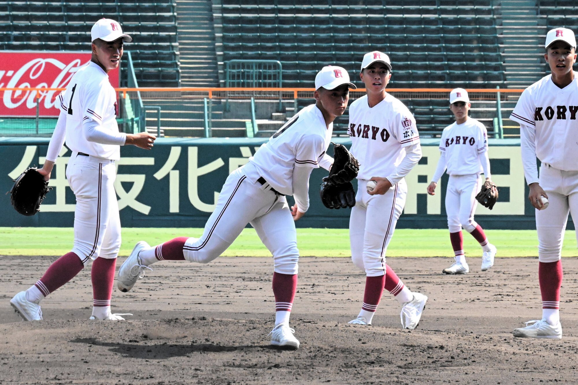 甲子園のマウンドを確かめる広陵の投手陣=2025年8月1日午後2時41分、兵庫県西宮市、遠藤花撮影