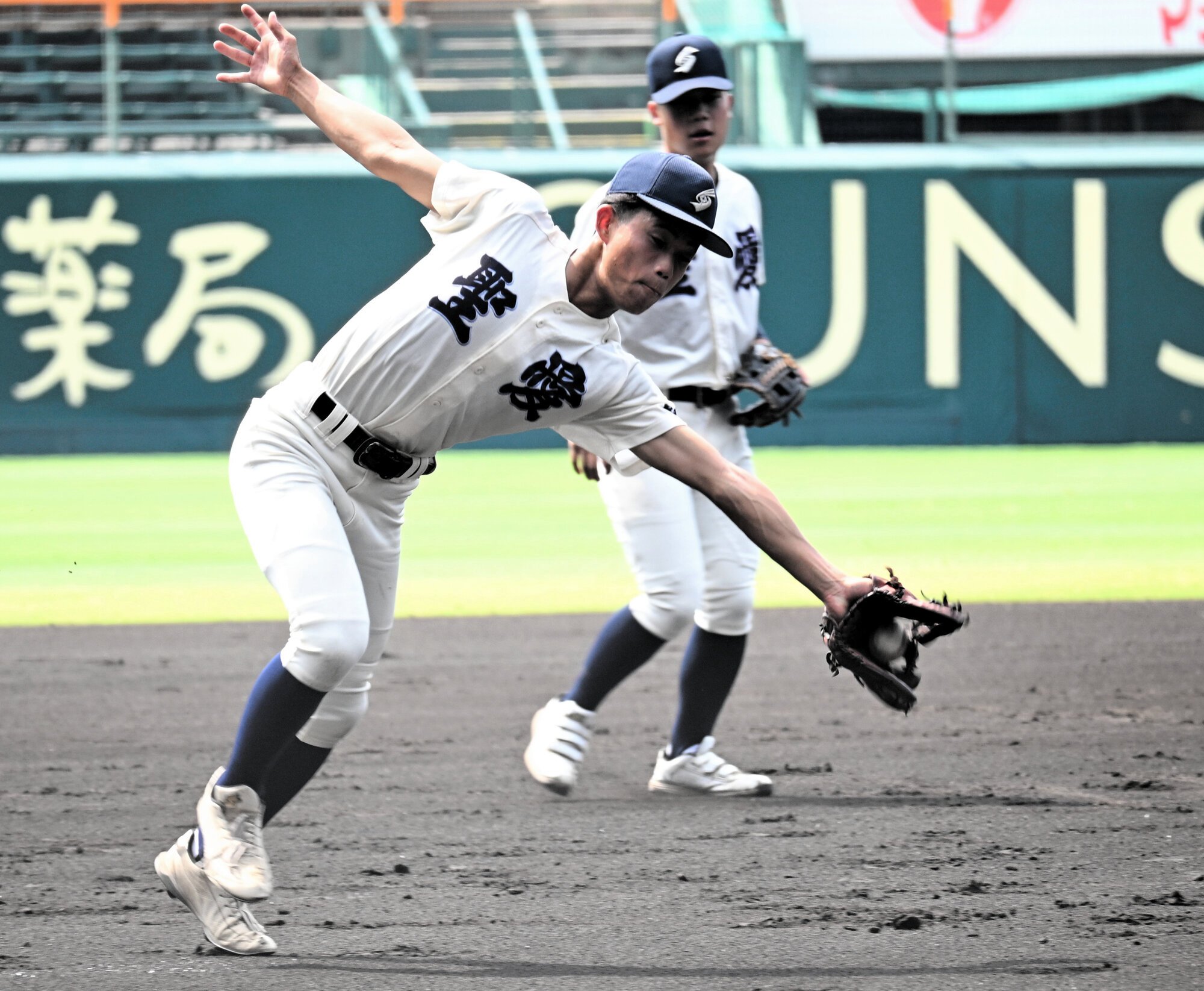 ノックを受ける弘前学院聖愛の選手たち=2025年8月1日午前10時8分、阪神甲子園球場、小田邦彦撮影