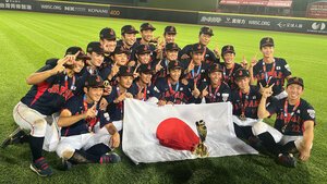 DH制が採用された2023年のU18W杯で初優勝した高校日本代表の選手たち=2023年9月10日、天母球場、室田賢撮影