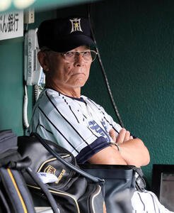 ベンチで練習を見つめる開星･野々村監督(撮影･宮崎幸一)