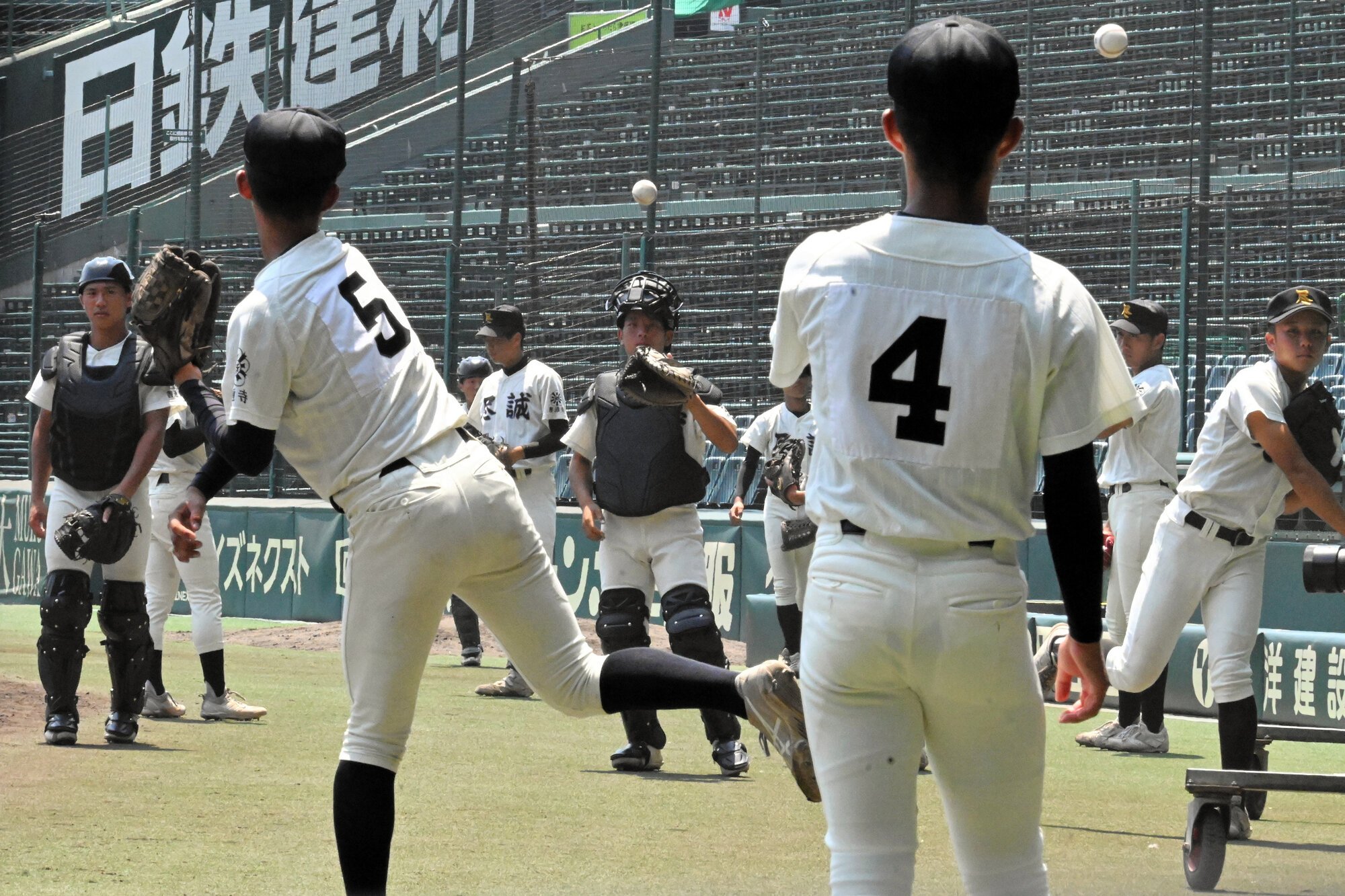 甲子園練習に臨んだ尽誠学園の選手たち=2025年8月1日午後0時38分、兵庫県西宮市の阪神甲子園球場、木野村隆宏撮影