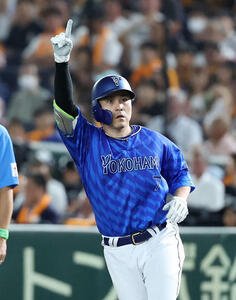 巨人対DeNA 5回表DeNA無死一、二塁、佐野は中前適時打を放ちポーズを決める(撮影･鈴木正人)