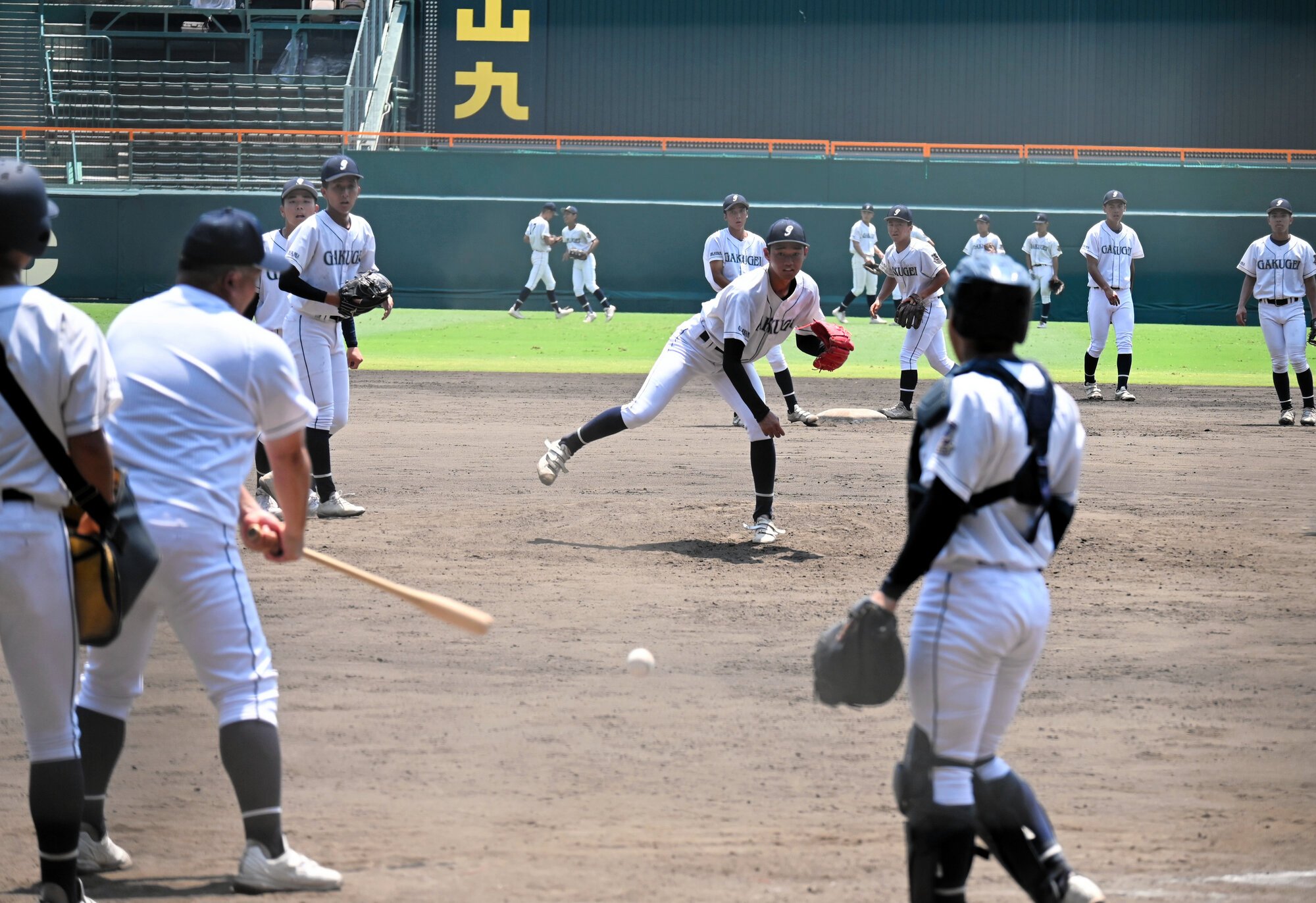 ノックを受ける岡山学芸館の選手たち=2025年8月1日午後0時27分、阪神甲子園球場、上山崎雅泰撮影