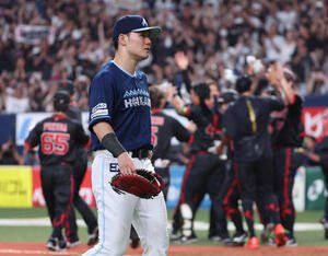 オリックス対日本ハム　サヨナラ勝利に沸くオリックスナインを尻目に引き揚げる日本ハム清宮幸(撮影･西尾就之)