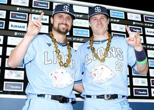 西武対ロッテ　ロッテに勝利し、お立ち台でポーズを決め写真に納まるデービス(左)とネビン(撮影･河田真司)