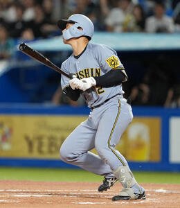 ヤクルト対阪神　6回表阪神2死二塁、中前適時打を放つ坂本(撮影･清水貴仁)