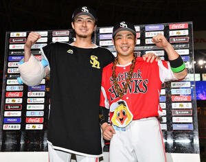 ソフトバンク対楽天　楽天に勝利し、お立ち台でガッツポーズする上沢(左)と近藤(撮影･岩下翔太)