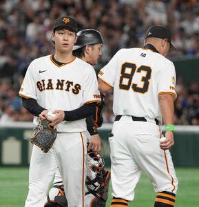 巨人対DeNA 5回表DeNA2死満塁、巨人先発の山崎(左)は桑原の中前2点適時打などこの回6点を奪われ阿部監督から交代を告げられる(撮影･小沢裕)