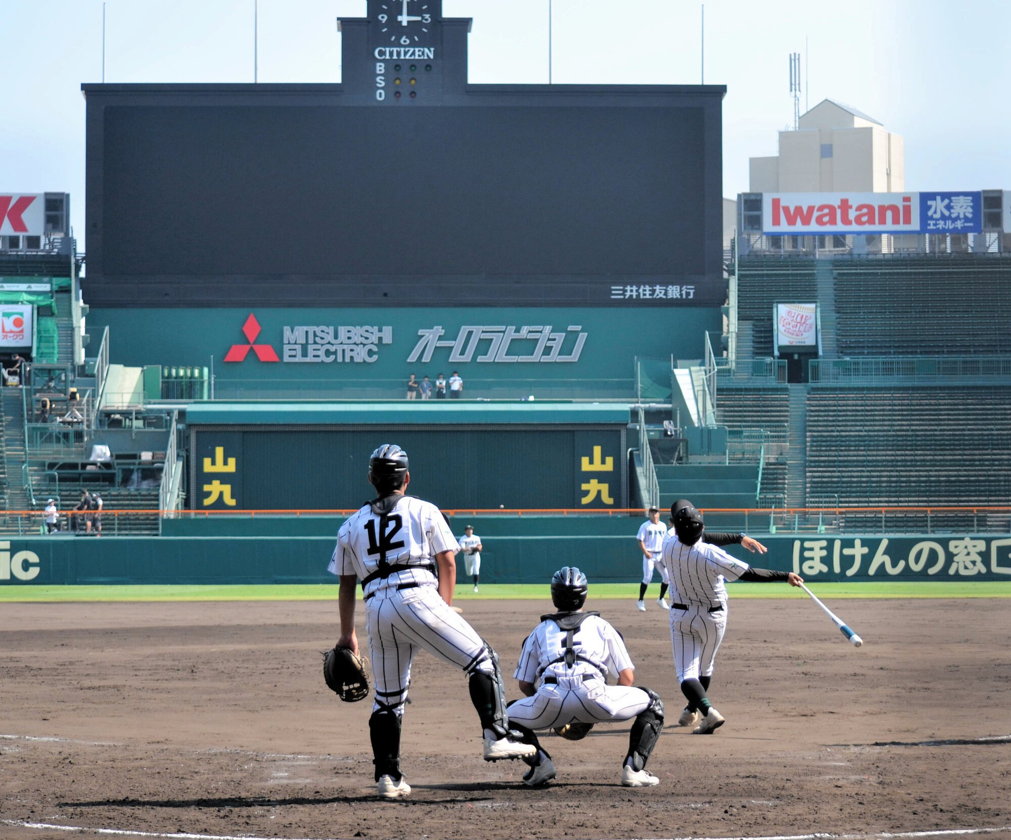 グラウンドの感触を確かめながら練習する選手ら=2025年8月1日、阪神甲子園球場、本井宏人撮影