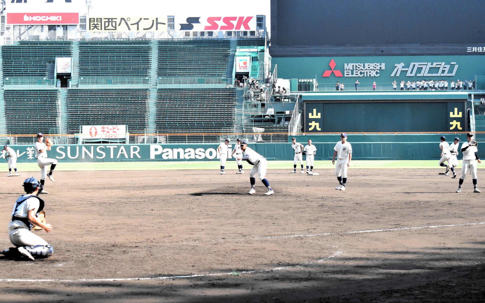 甲子園練習で守備練習をする未来富山の選手=2025年8月1日、阪神甲子園球場、前多健吾撮影
