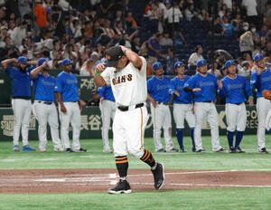 巨人対DeNA　スタンドのあいさつを終え引き揚げる巨人阿部監督(撮影･小沢裕)