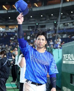 巨人対DeNA　勝利しファンにあいさつするDeNA桑原(撮影･鈴木正人)