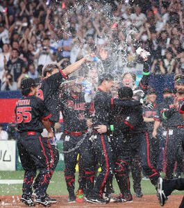 オリックス対日本ハム　9回裏オリックス1死二、三塁、逆転サヨナラ3ランを放った頓宮(中央左)を出迎えるオリックスナイン(撮影･西尾就之)