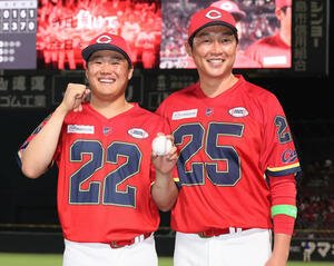 広島対中日　プロ初勝利の高(左)と新井監督(撮影･加藤孝規)