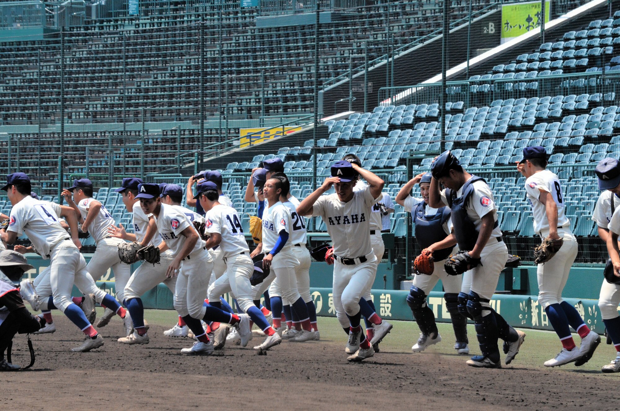 阪神甲子園球場での練習に臨む綾羽の選手たち=2025年8月1日午後0時1分、兵庫県西宮市、仲程雄平撮影