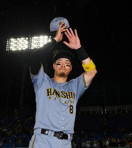 ヤクルト対阪神　雨のなかヒーローインタビューを終えファンにあいさつする阪神佐藤輝(撮影･清水貴仁)