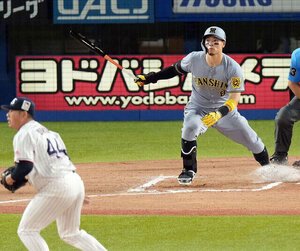 十回表阪神2死二塁、右越え適時二塁打を放つ佐藤輝。投手大西＝日刊スポーツ