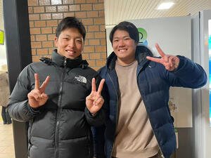 今年1月、母校の後輩と写真に収まる、広島の高(写真右)