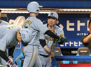 ヤクルト対阪神　10回表阪神2死二塁、佐藤輝の右適時二塁打で生還した近本(左)を迎える藤川監督(撮影･宮地輝)