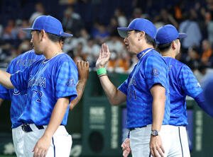 巨人対DeNA　勝利し選手たちを迎えるDeNA三浦監督(右手前)(撮影･鈴木正人)