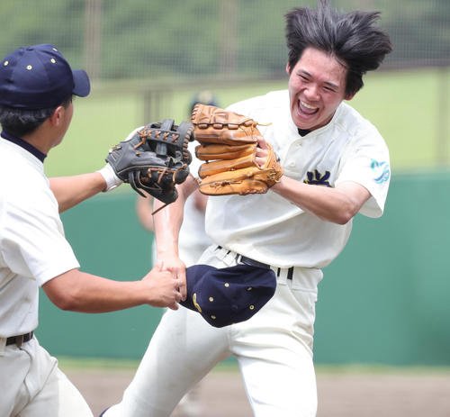 横浜栄対桐光学園　3回裏を抑え笑顔でベンチに戻る横浜栄先発の本多(2024年7月撮影)