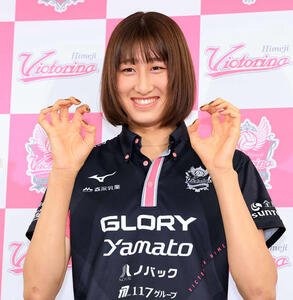 海外挑戦する姫路の秋本は、かわいくポーズ(撮影･浅見桂子)