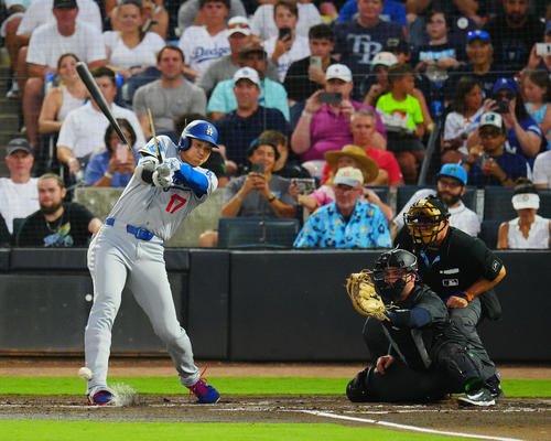 レイズ対ドジャース　3回表ドジャース1死バットを折られながらも二塁内野安打を放つ大谷(撮影･垰建太)