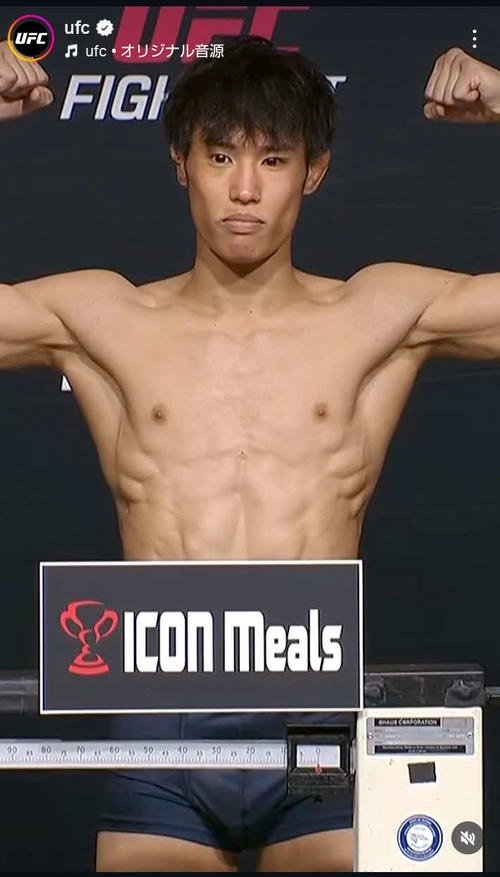 10カ月ぶりの試合に向けて計量クリアしたUFCフライ級6位の平良達郎(UFC公式インスタグラムから)